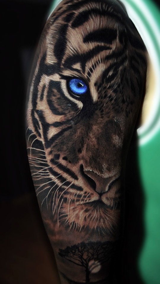 Tatuagem realista em preto e cinza feita por Chris Tatuador